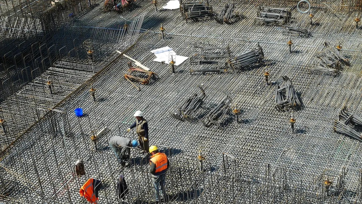 Baugrube mit Fundament auf einer Baustelle