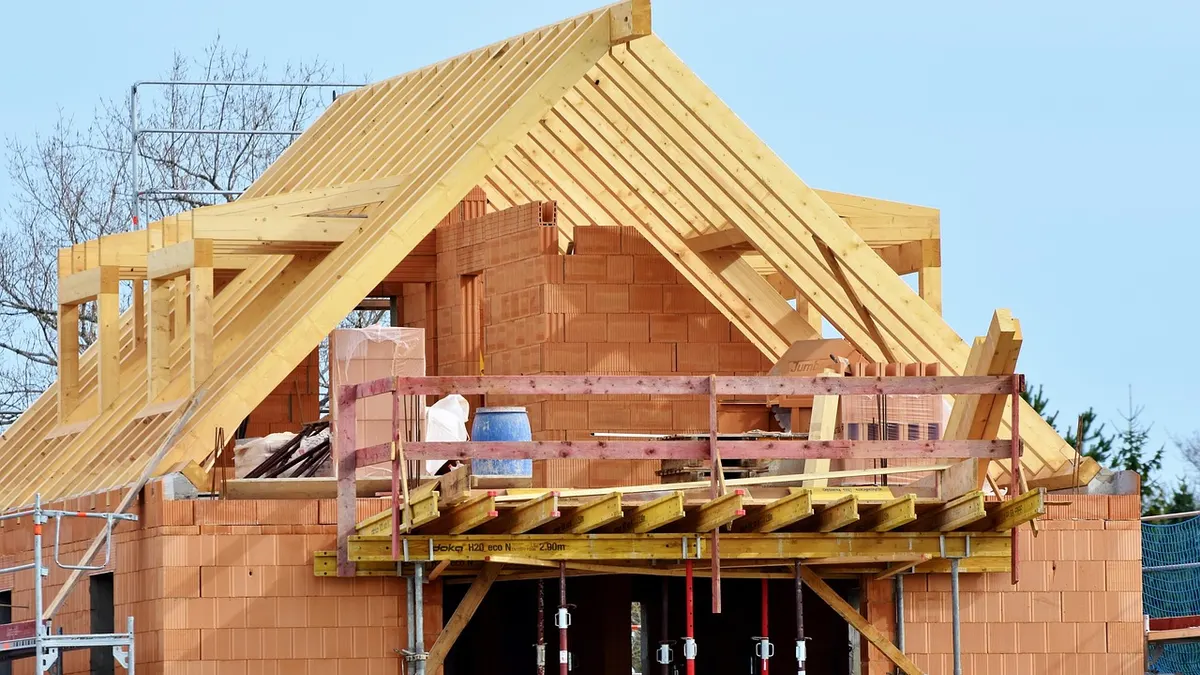 Dachstuhl eines Neubaus aus Holz im Rohbau
