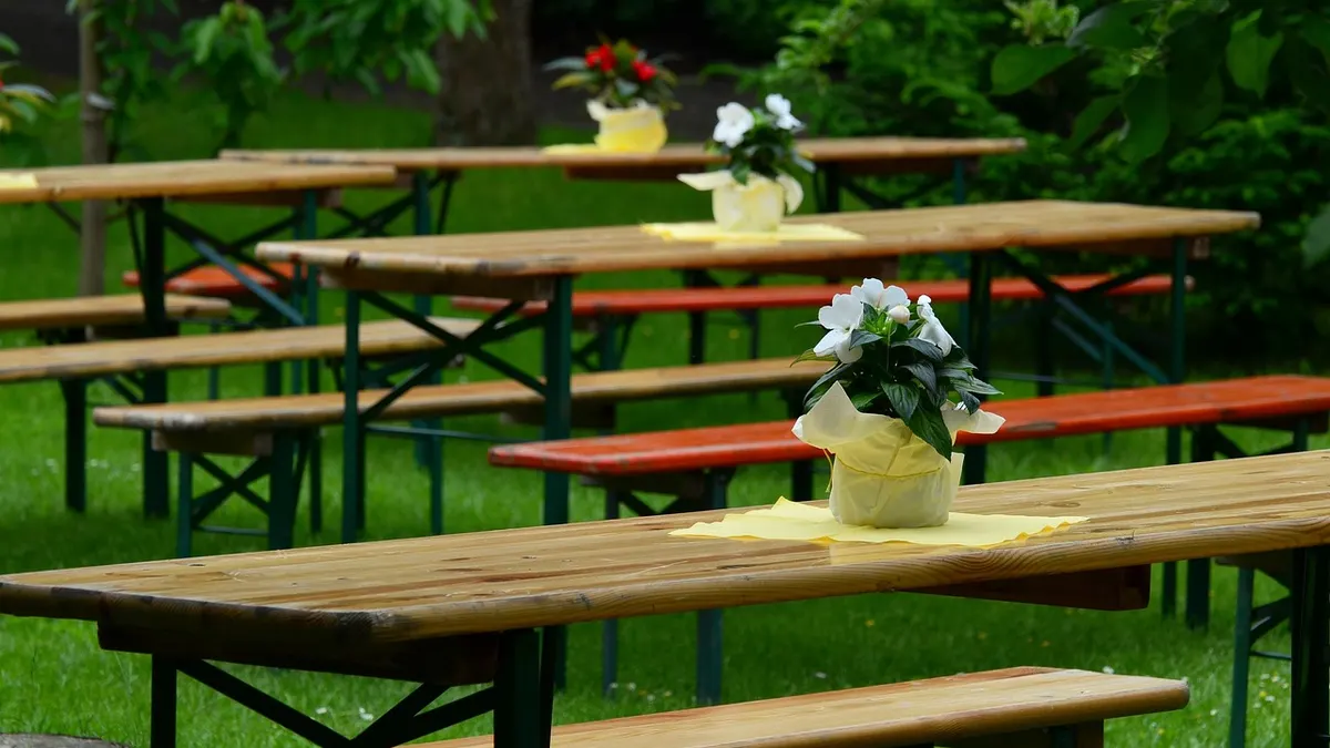 Bierzeltgarnitur mit Tischen und Bänken im Freien
