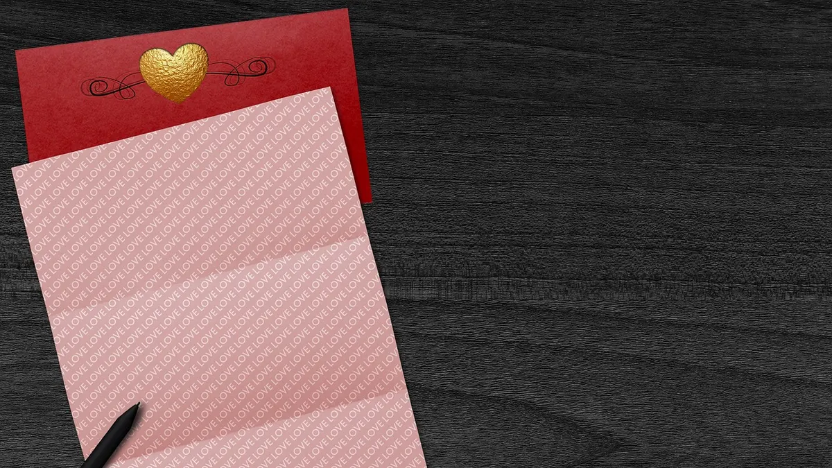 Einladungskarte mit Umschlag und Stift auf einem Tisch
