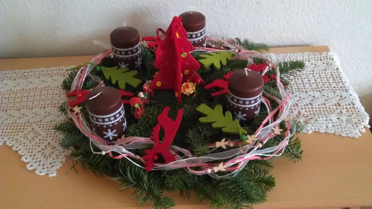 Kranz aus grünen Zweigen mit bunten Bändern